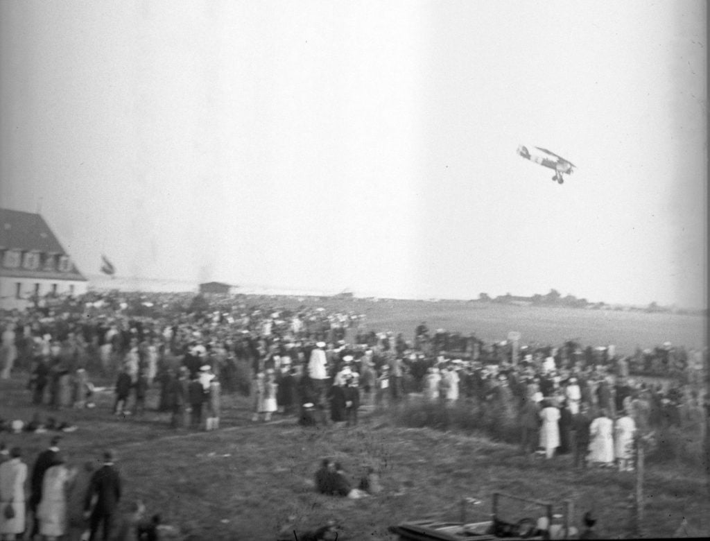 80.225 Flyvestævne ved Krudthuset. Det er en Morane-Saulnier MS.137 med registreringen F-AIJP. Denne tilhørte den franske kunstflyver Alfred Fronval,