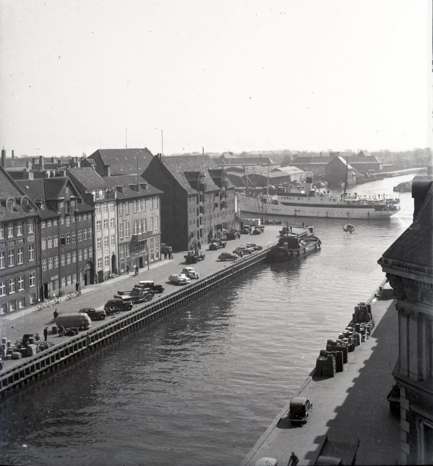 80.29 Nordsiden af Nyhavn, nummer 63-71. Bag skibet er det Trangraven og Papirøen (Christiansholm)