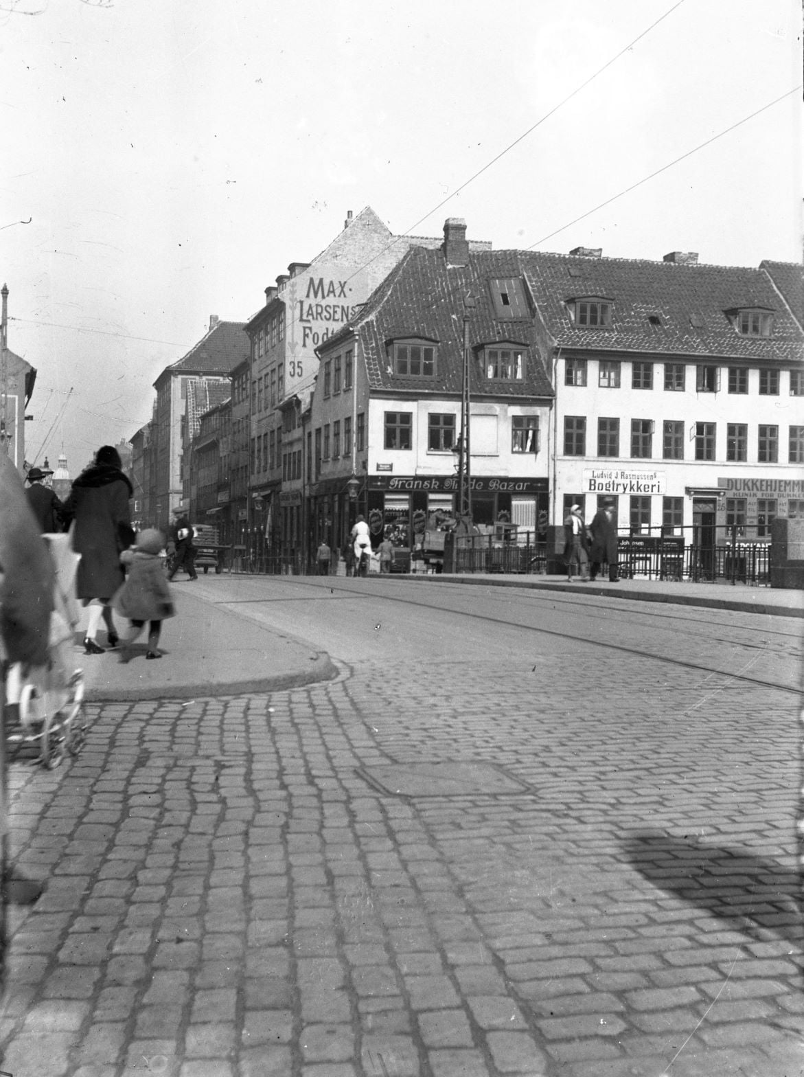 80.296 Huset i baggrunden ligger på Hjørnet af overgaden neden vandet. Alle husene i Torvegade på den side blev nedrevet, da man opførte den nye Knippelsbro i 1937.