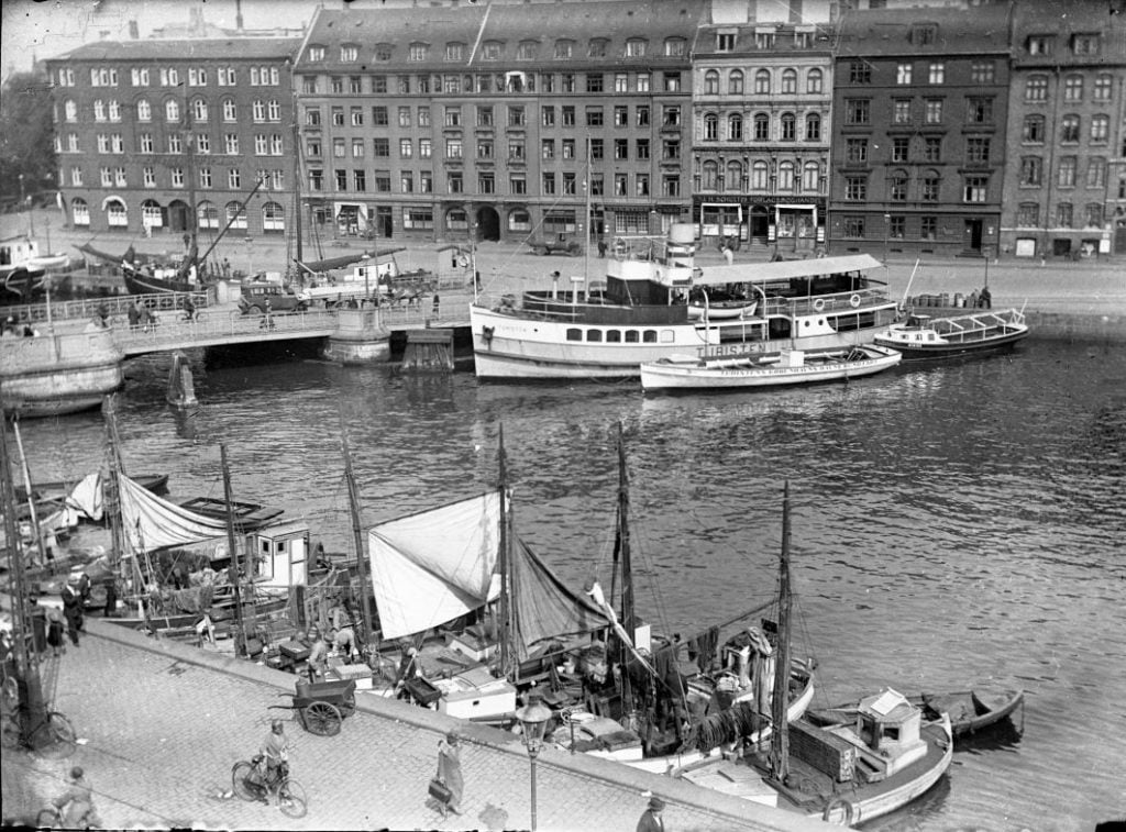 80.31 Ved Gammel Strand 1928.