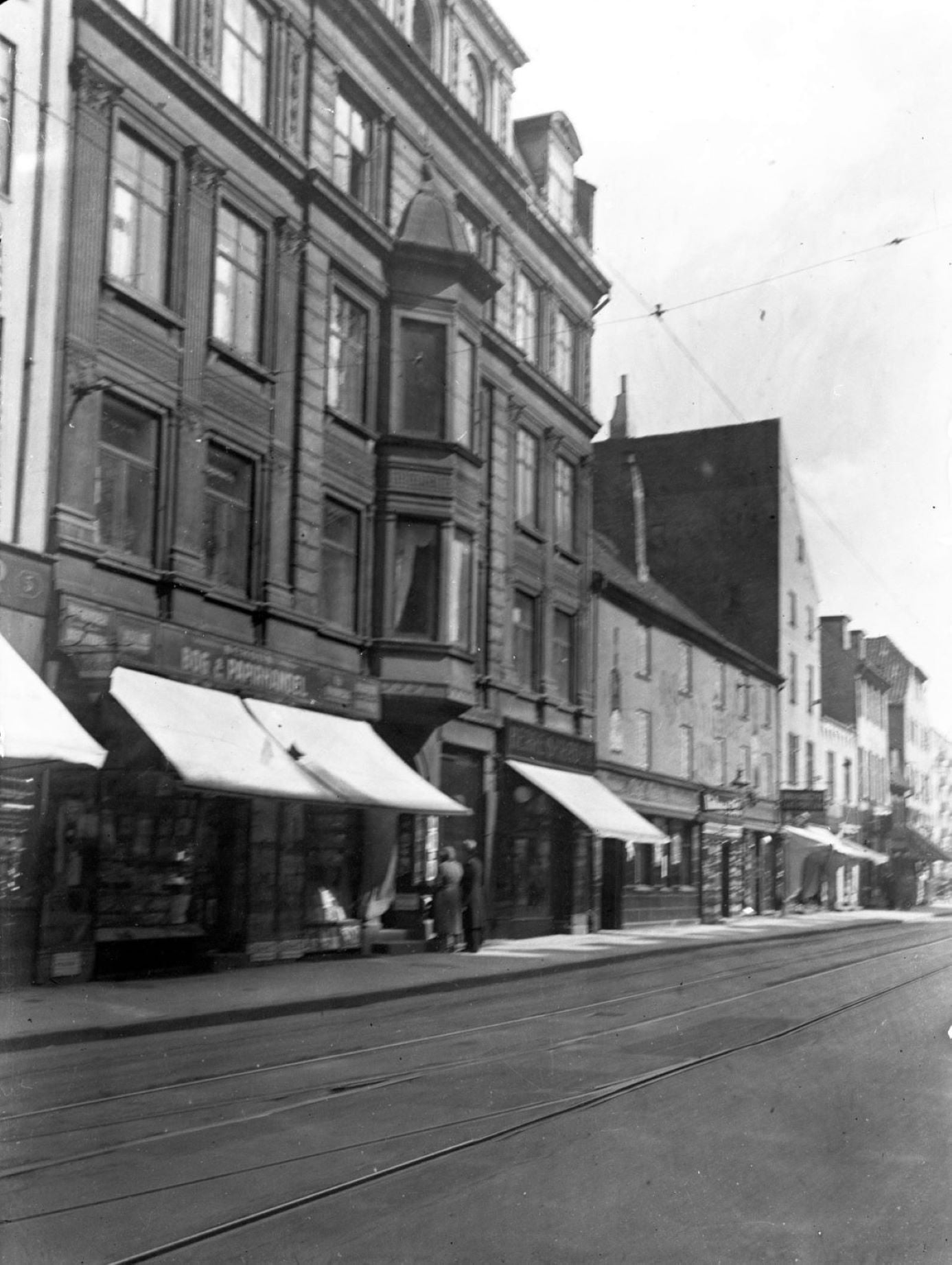 80.329 Vi er på strækningen mellem broen og Strandgade og billedet er fra ca. 1928. I dag starter Torvegade ved Strandgade.
