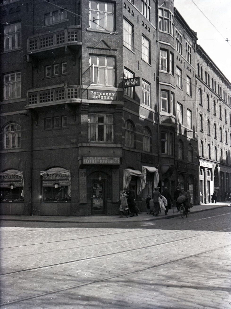 80.330 Her er det ved hjørnet af Dronningensgade og Torvegade. Den fik faktisk ikke lov til at stå så længe, den blev revet ned i forbindelse med udvidelsen af Torvegade.