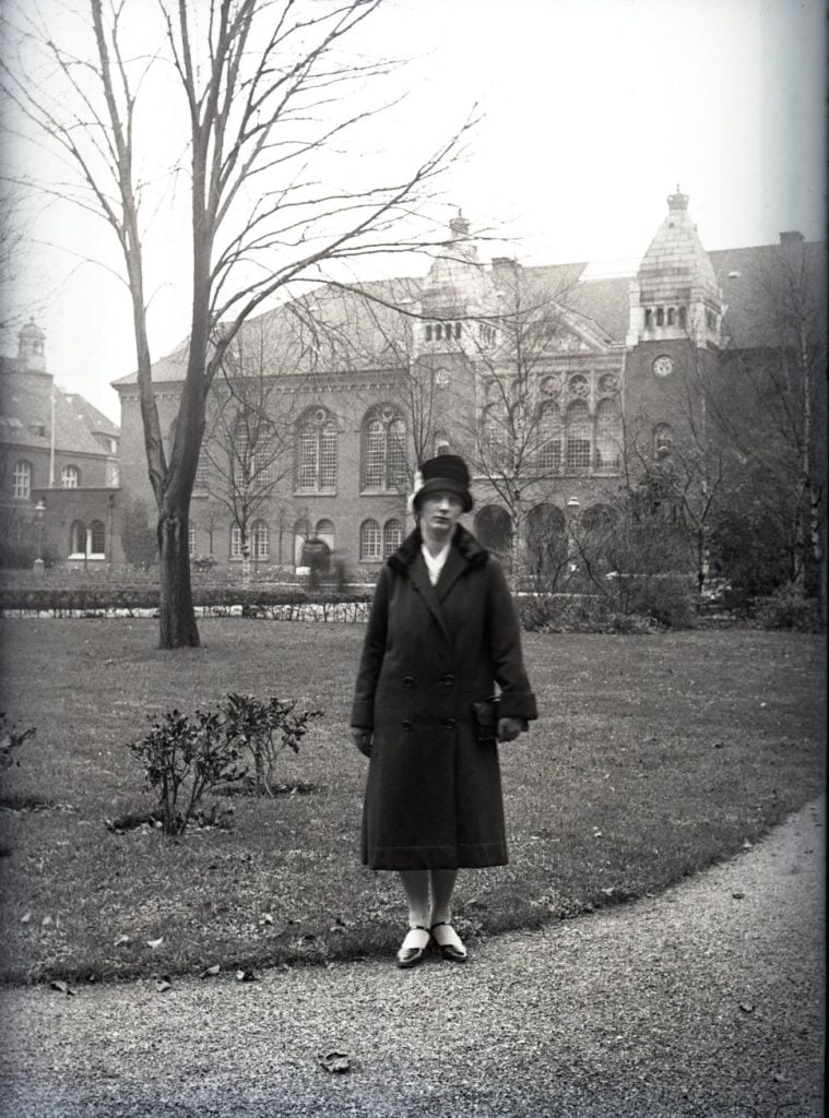 80.34 Betty foran det Kgl. bibliotek år 1927.