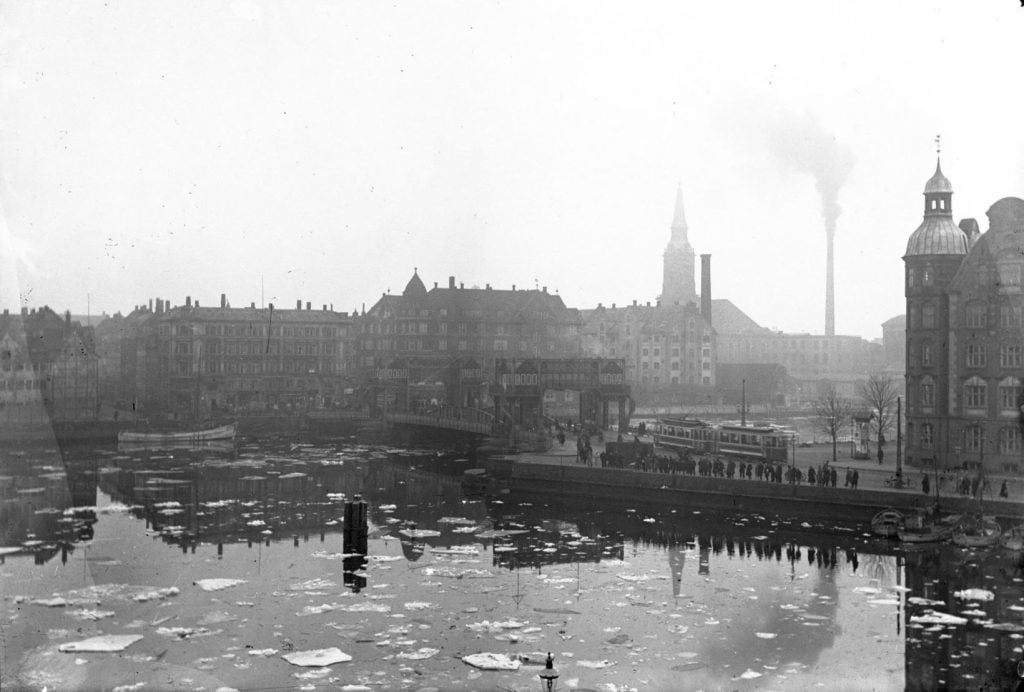 80.37 Helt til højre ses lidt af Tietgens Hus i Børsgade, hvor Privatbanken havde hovedsæde. Pavillonbroen blev opført i 1908.