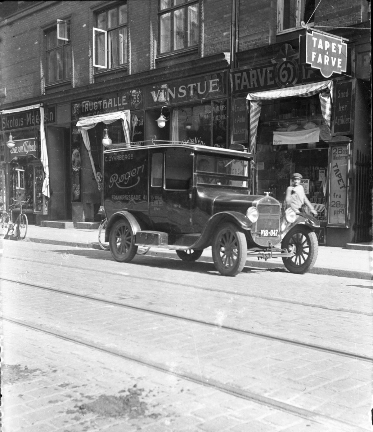 80.38 De to ejendomme på billedet lå mellem Prinsessegade og Christianshavns Voldgade. De blev nedrevet omkring 1936-1937, da man opførte ejendomskomplekset Ved Volden i 1938.