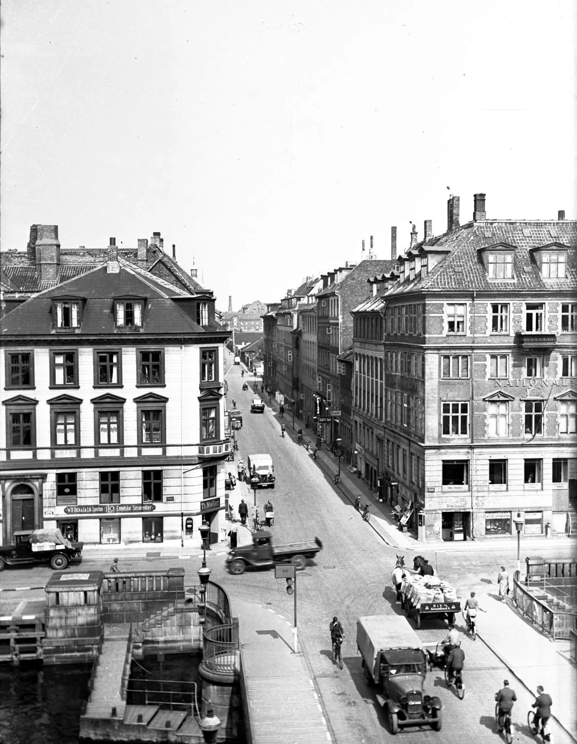 80.478 Nyhavnsbroen set mod Toldbodgade år 1941 Den første bro blev bygget i 1874, og den nuværende 