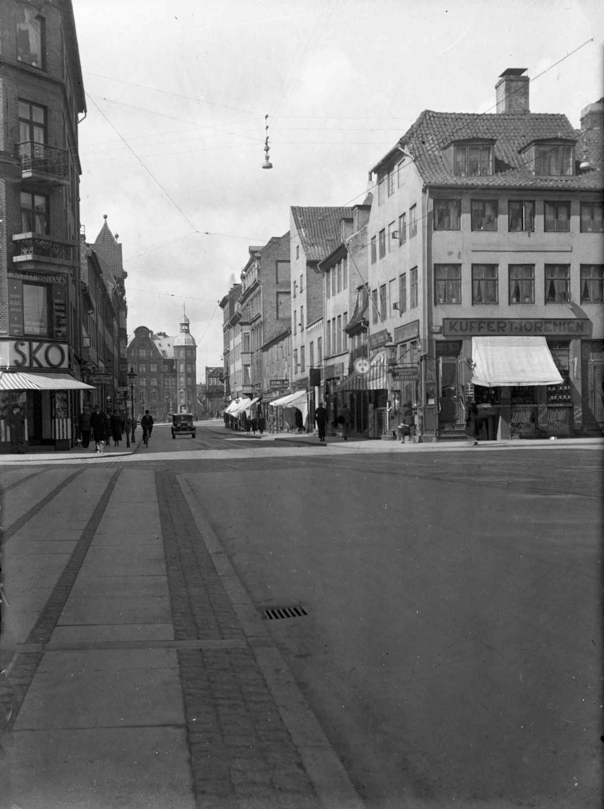 80.564 Det er Torvegade set mod Knippelsbro, og Strandgade til højre og til venstre. På den del af Torvegade vi ser mod, forsvandt husene på begge sider af Torvegade, da den nye Knippelsbro blev opført.
