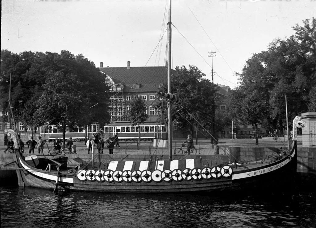 80.63 Vikingeskibet, 1929. Dette må være Slotsholmskanalen udfor 