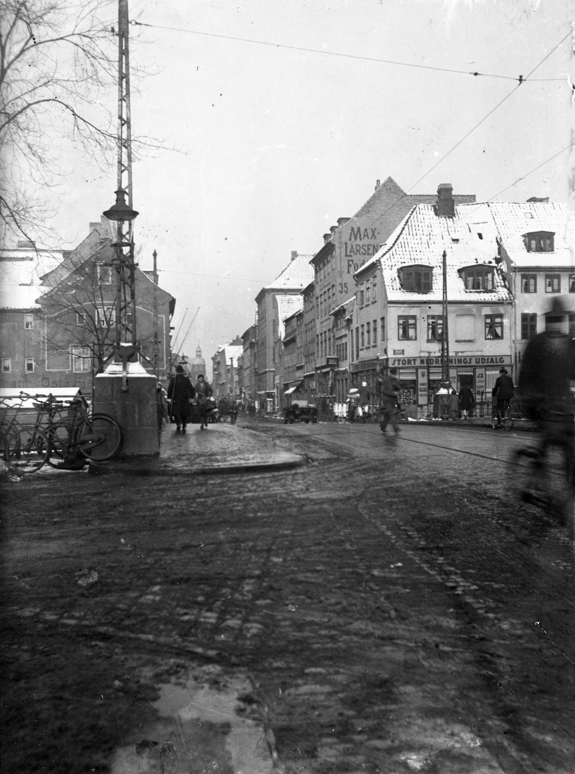 80.663 Hjørnet ved Overgaden neden Vandet/Torvegade i 1928.