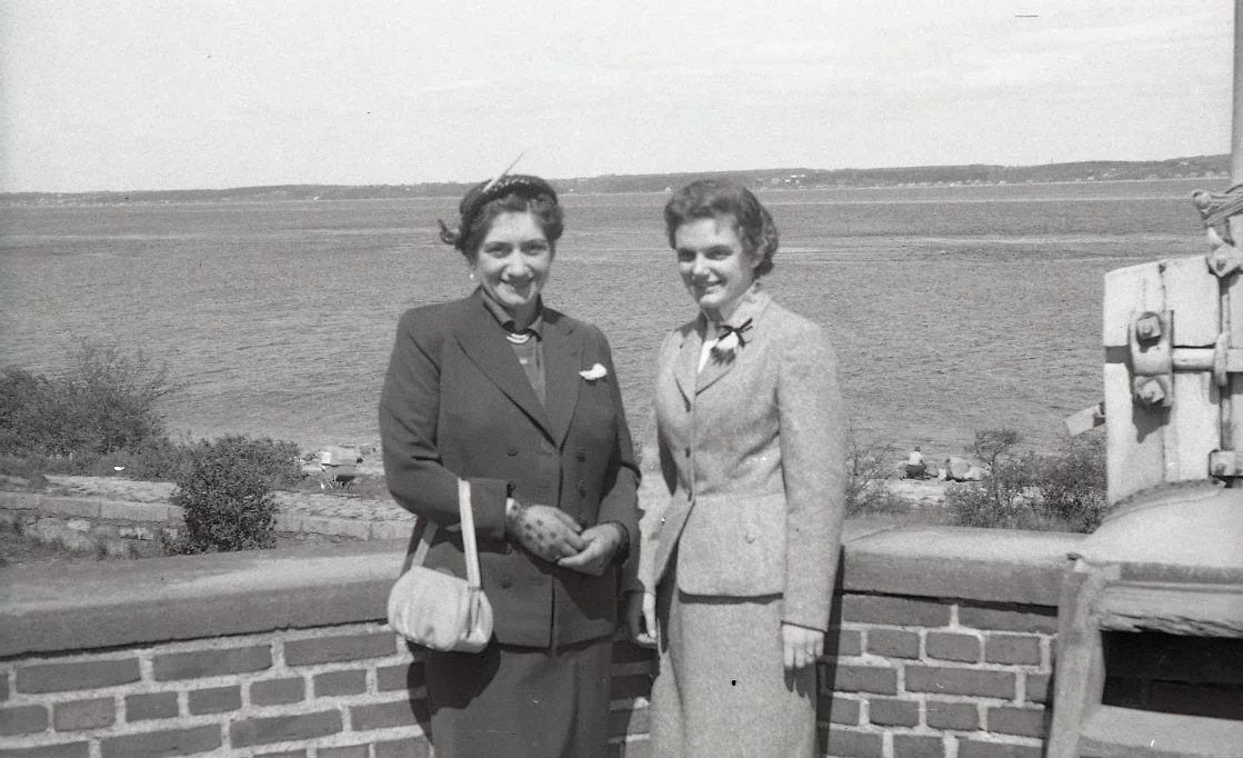 100.3.58 Martha og Jytte Larsen ved Kronborg.