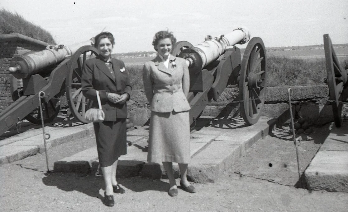 100.3.59 Martha og Jytte Larsen ved Kronborg.