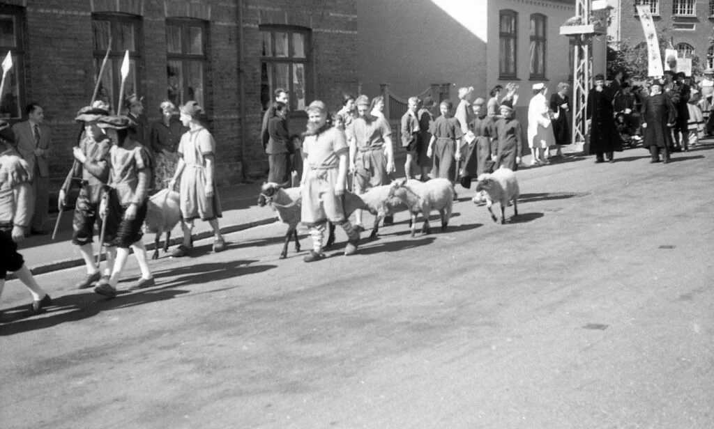 100.4.302 Byfest, Jernbanegade cirka 1955