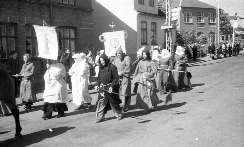 100.4.303 Byfest, Jernbanegade cirka 1955