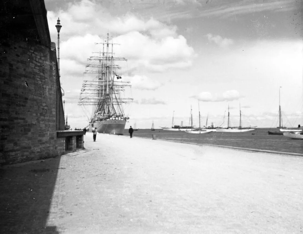 13897.5.2 Langelinie.Viser handelsmarinens skoleskib Viking, første togt i 1907. Det ligger i dag som Hotel skib i Göteborg.