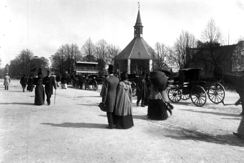22.3 Frederiksberg Runddel med Frederiksberg Kirke i baggrunden. H.J. Barby.