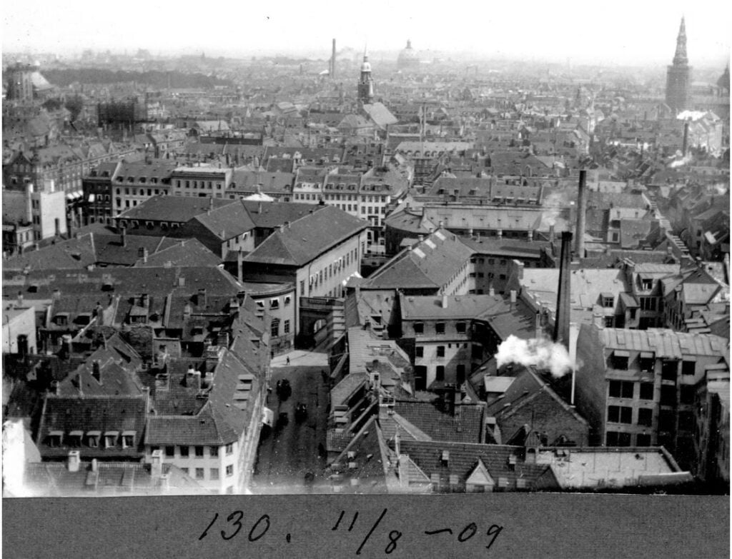 30.130 Udsigt over København,taget fra Rådhustårnet ned ad Lavendelstræde mod det forrige Rådhus ved Nytorv.