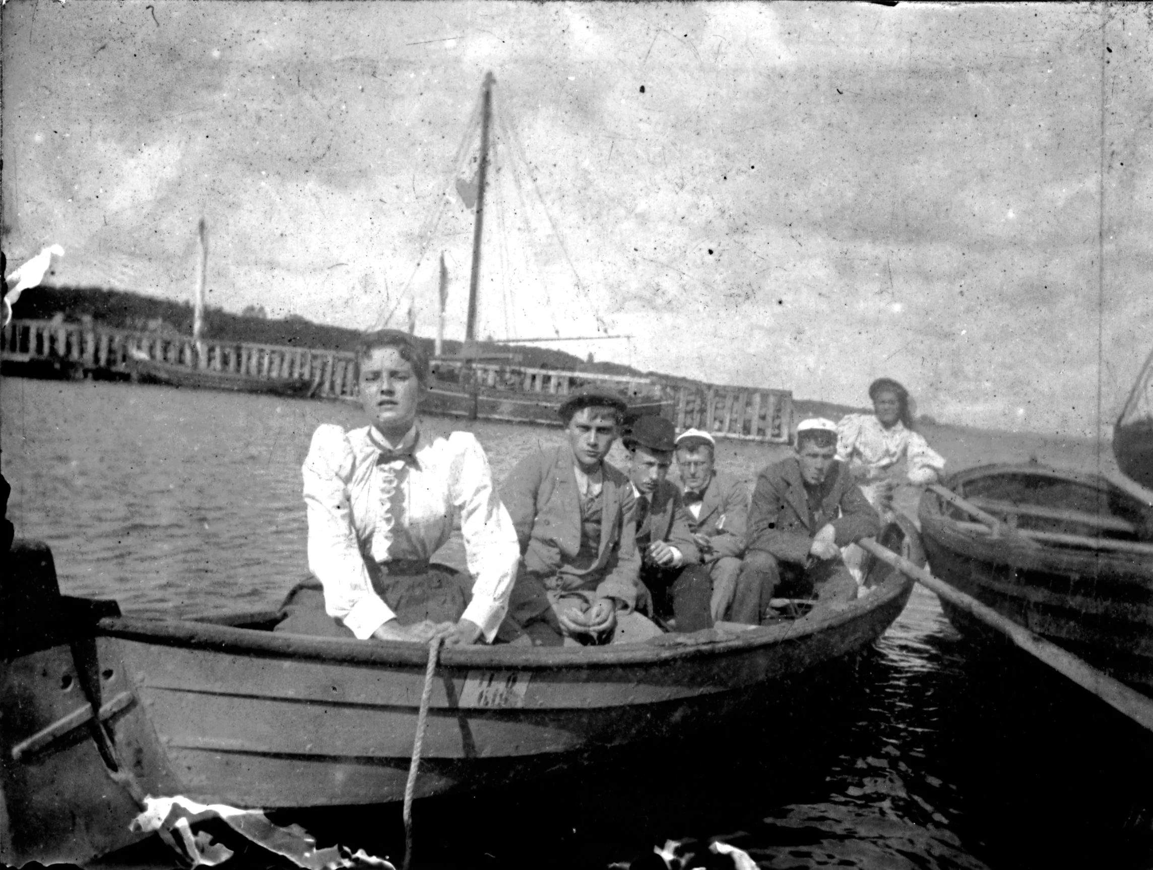4.50 Snekkersten havn ca. 1919. Billedet er fra et gammelt privat album, indkøbt for ca. 20 år siden.-Det er ret bleget og svagt, men alligevel et godt tidsbillede.