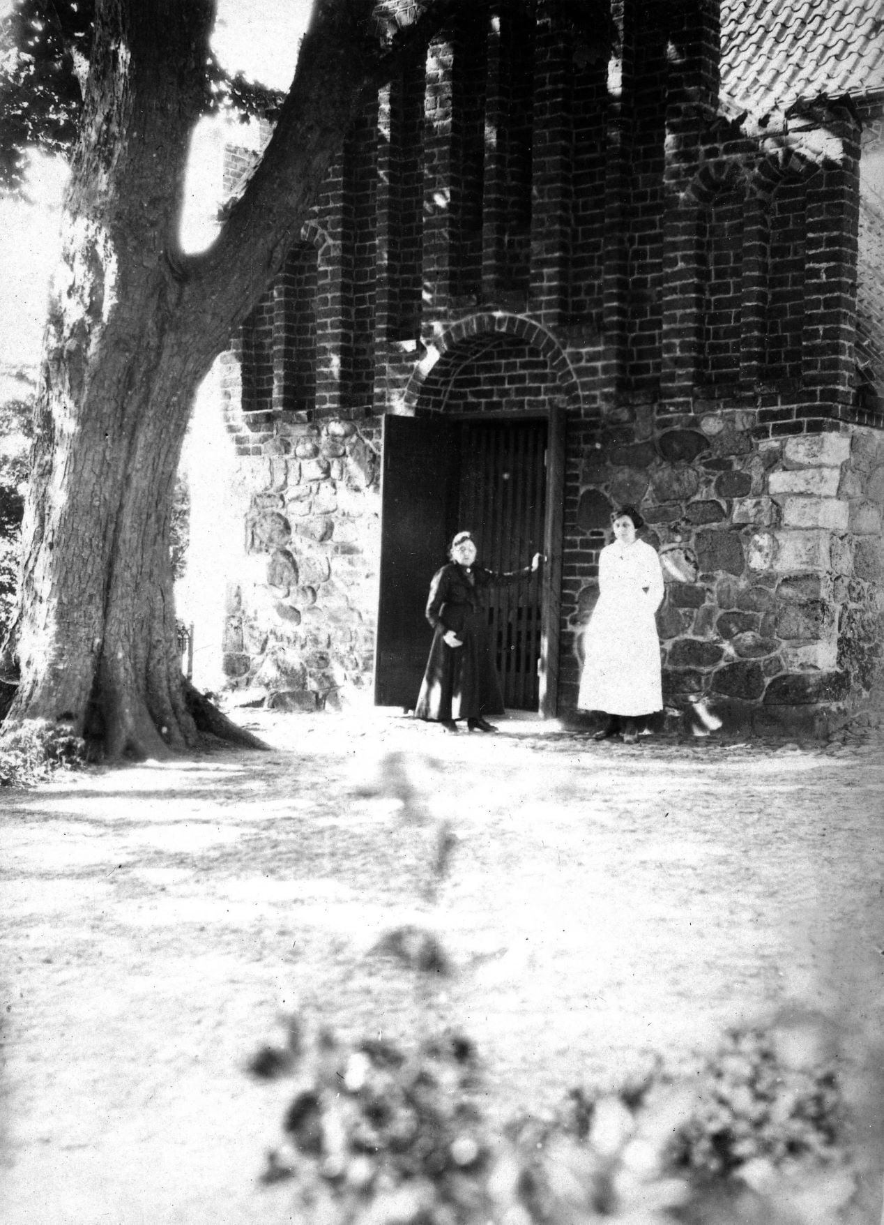 53.20 Ved indgangen til Nødebo kirke ved Esrum sø, 22.5.1921