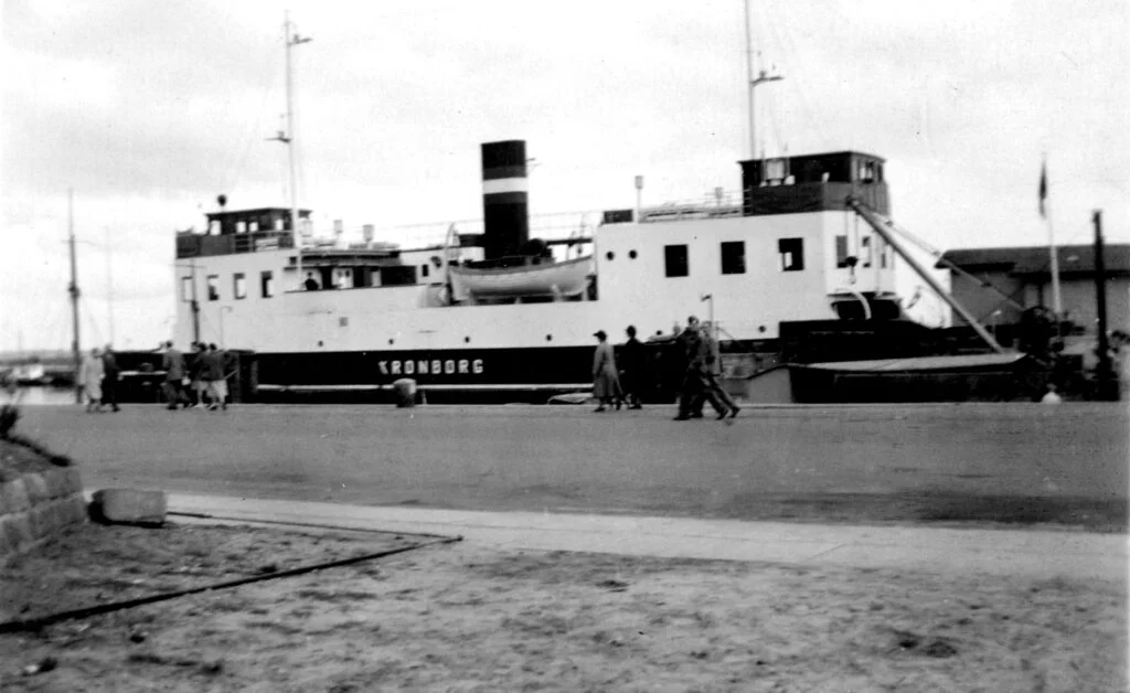 56.40 Færgen Kronborg, Helsingør år 1949. DSBs eneste rene bilfærge i færgeleje 3, der var uden jernbaneskinner. Bygget i 1935 og indsat samme år til sejlads i sommermånederne. 1972 var sidste sommer den sejlede.
