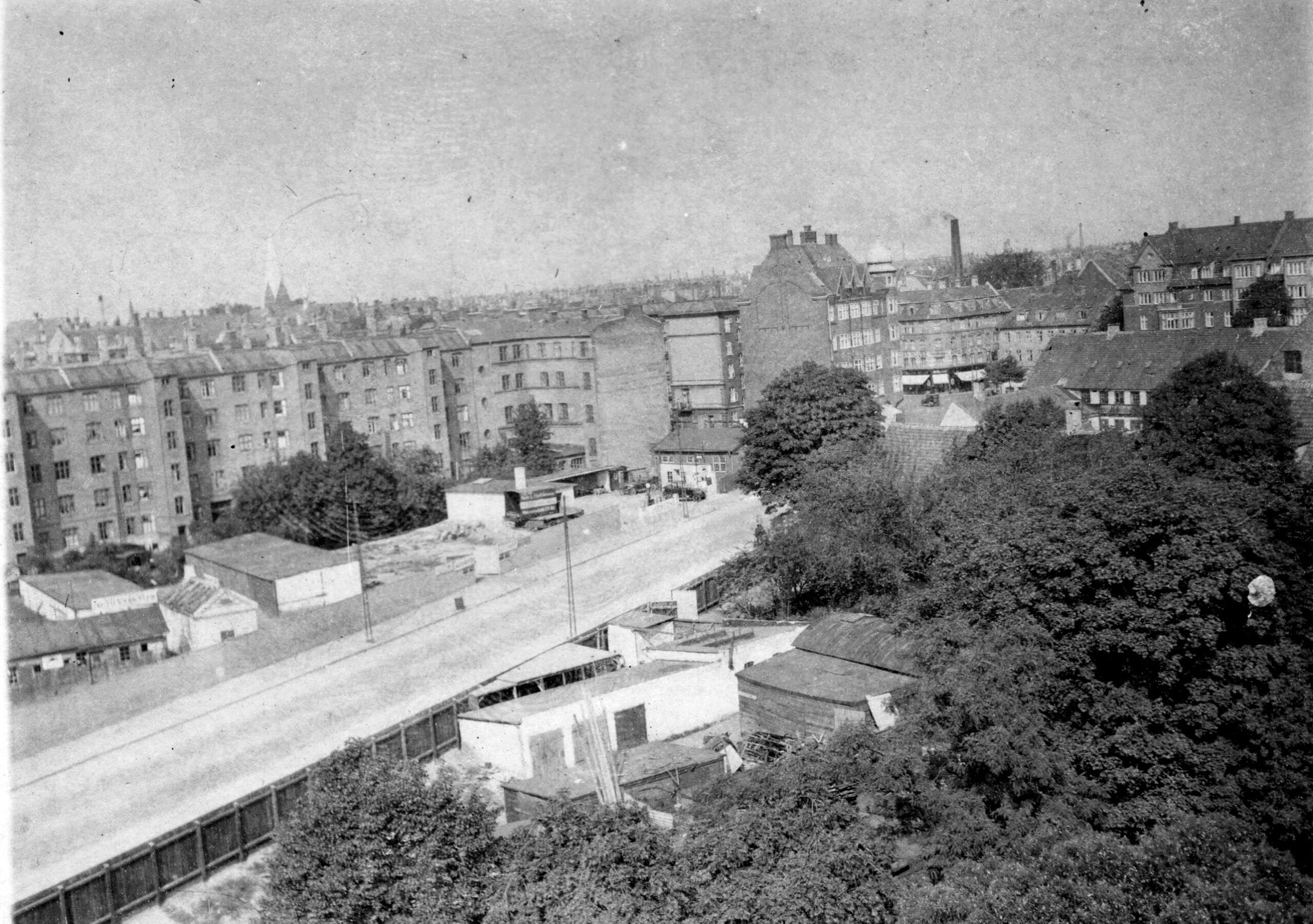 59.2 Julius Thomsensgade år 1928. Åboulevarden ligger ved den høje bygning. Hellig kors kirke til venstre.
