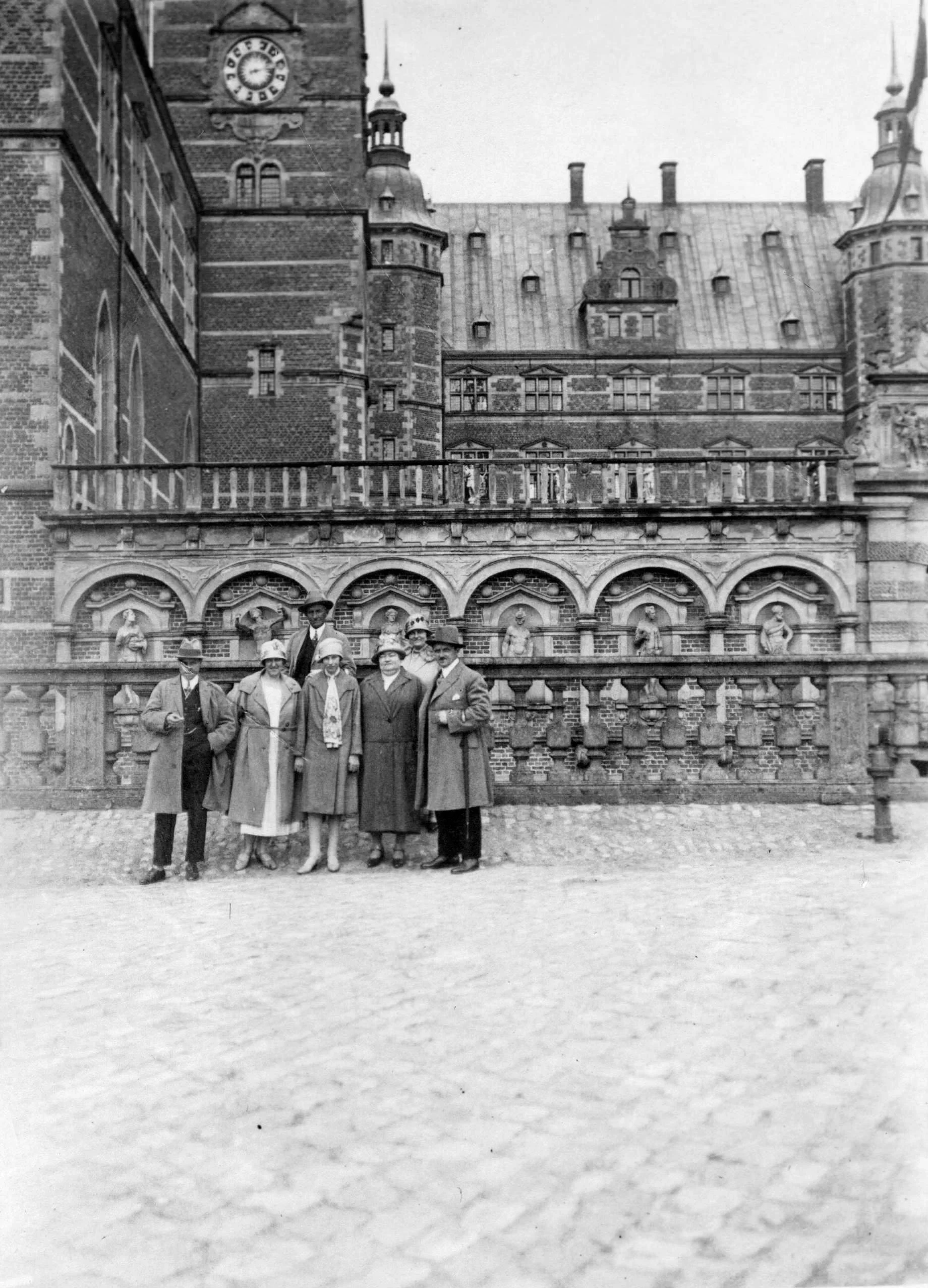 59.27 Foran Frederiksborg Slot 1928.