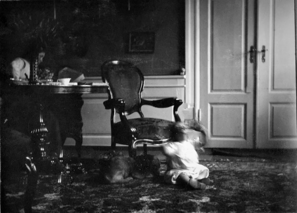71.2 Holga Bache siddende ved bordet, og Lene Bache sidder på gulvet sammen med hunden Svip. Helsingør ca. 1905