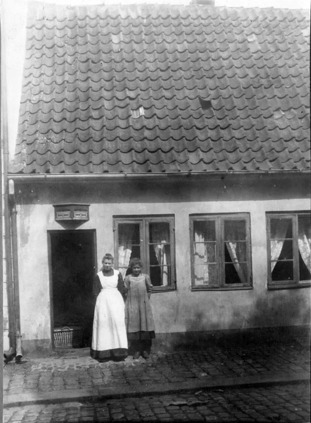 71.93 Helsingør : Ketty og hendes mor foran deres hus.