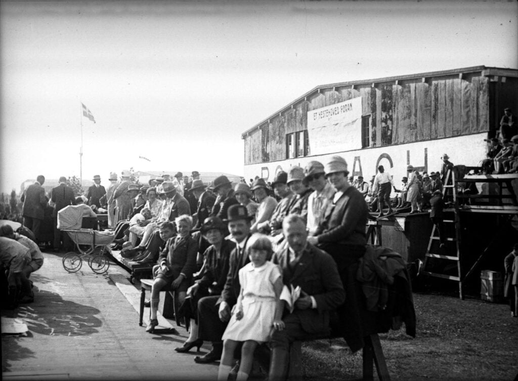 80.325 Venner fra flyvestævnet 1927