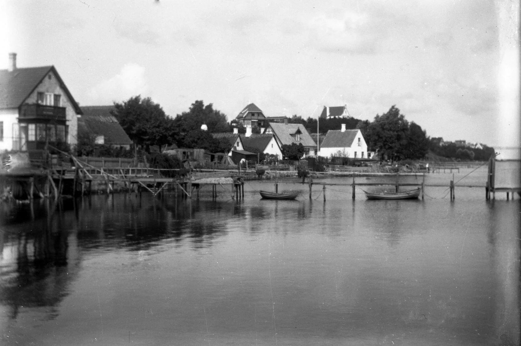 76.17.3 Villa Bakkebo, Skolebakken 10, set fra Sletten Havn
