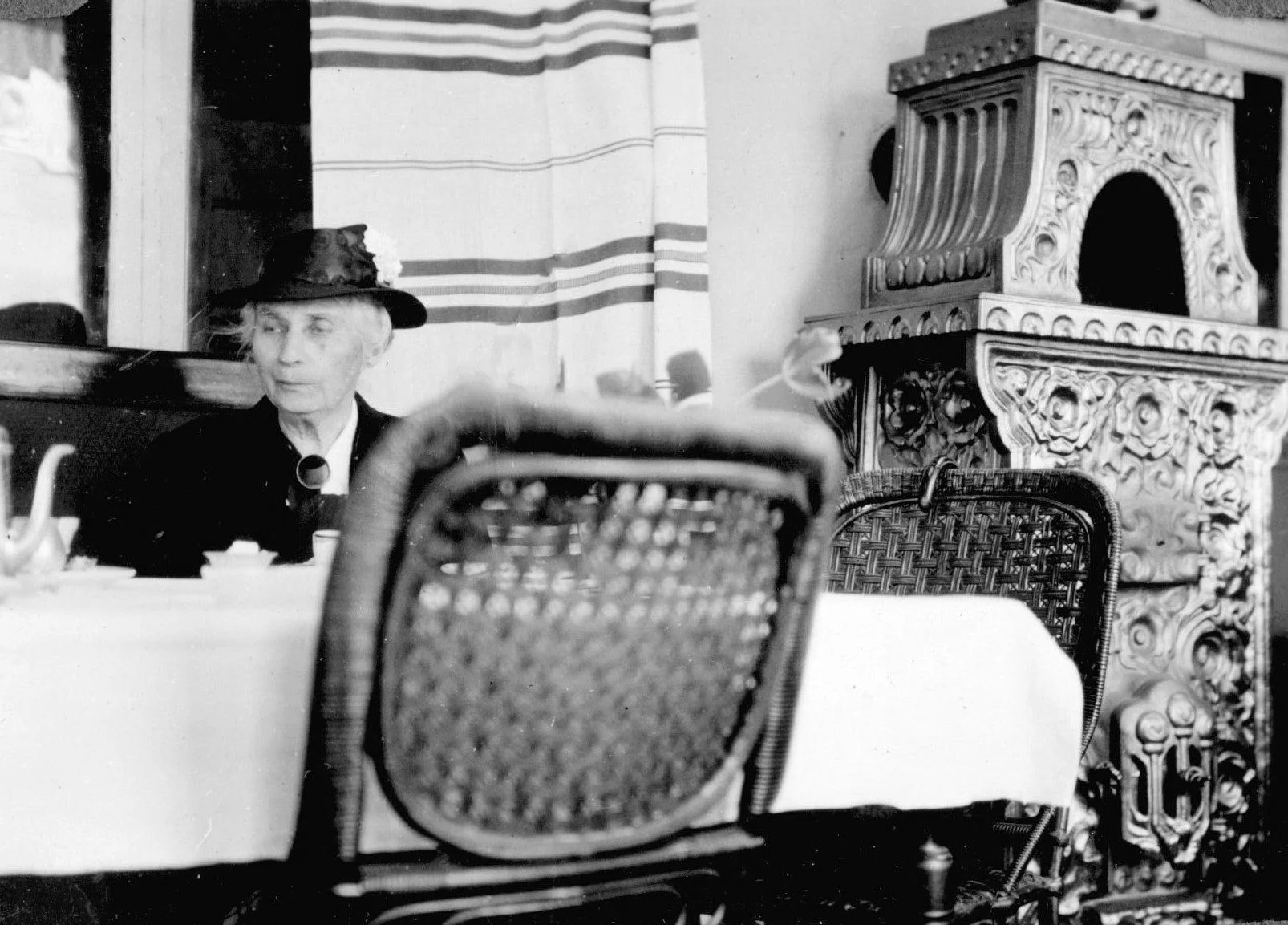 70.159 Dorthea Lundsgaard i Rustenborgs veranda 5. juni 1940.