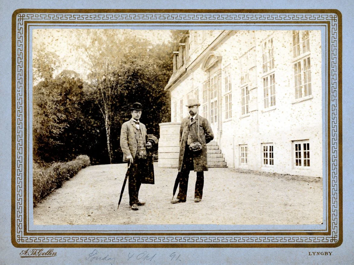 70.422 Sorgenfri Slot. Der står bagpå : Paa Fodtur Søndag d. 4.okt 1891. Fotograf A. Collin, Lyngby.