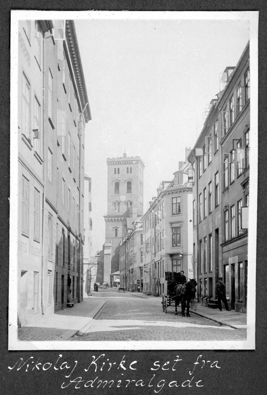 70.453 Nikolaj Kirke set fra Admiralgade. Fotograf Fritz Benzen ca. 1897-1910.