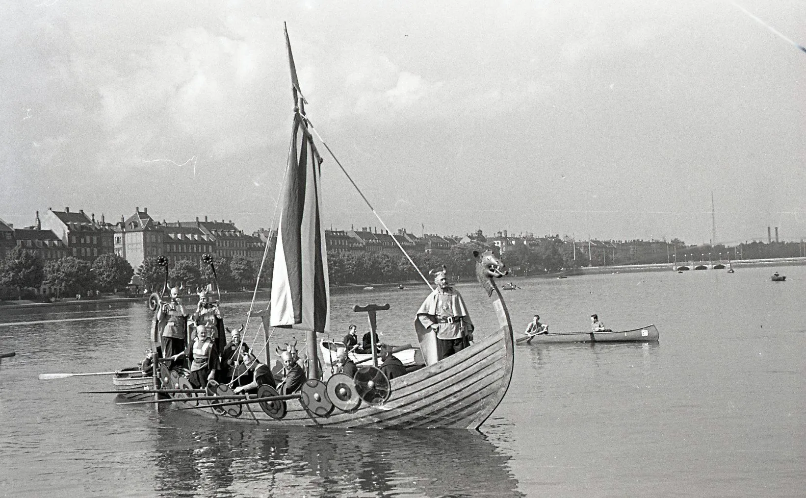 100.4.253 Københavns brandvæsen deltager i festligheder. Måske en børnehjælpsdag.