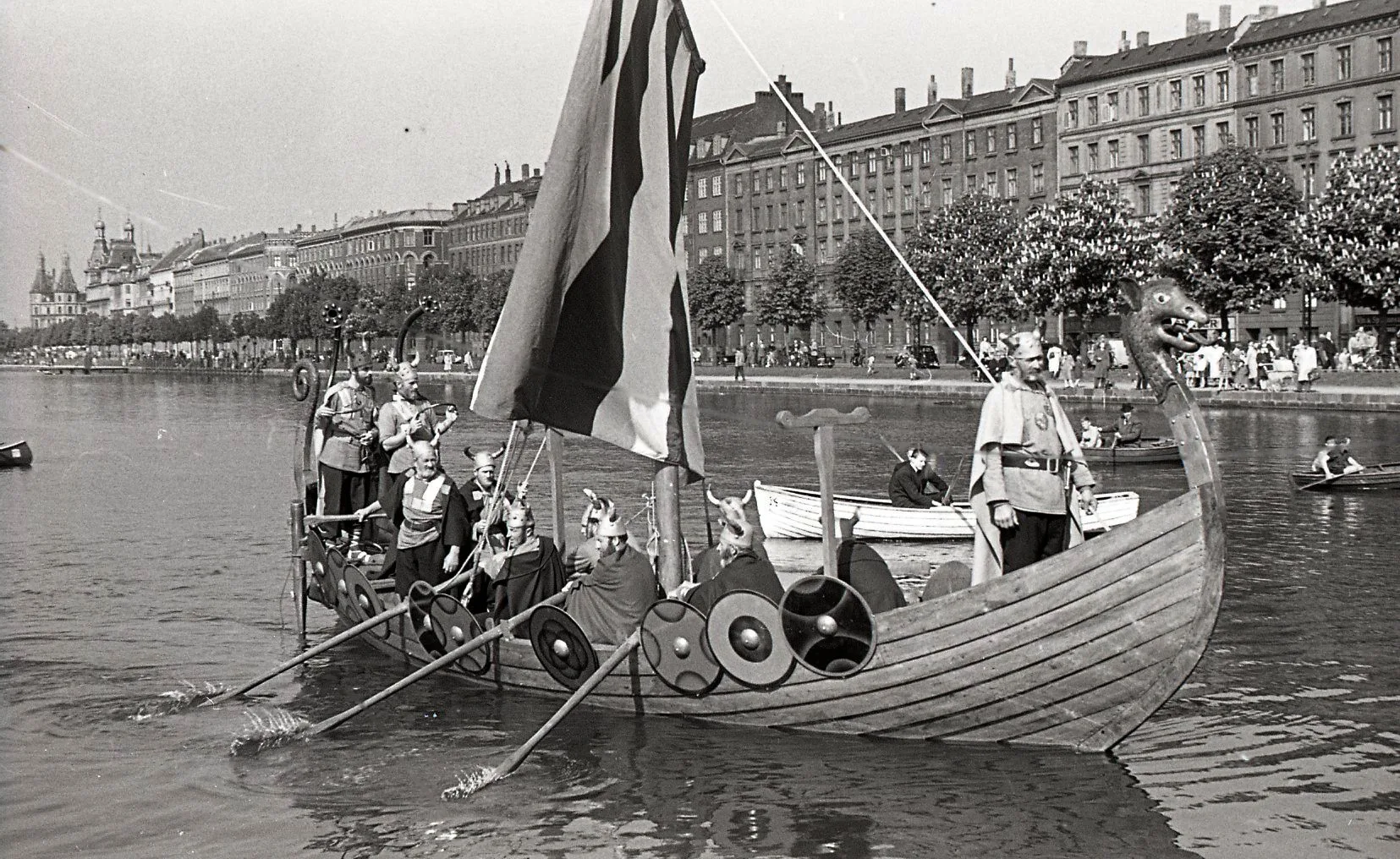 100.4.254 Københavns brandvæsen deltager i festligheder. Måske en børnehjælpsdag.