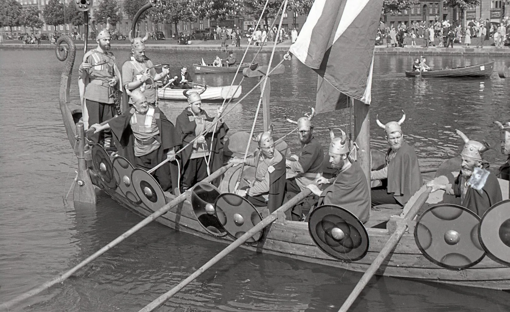 100.4.255 Københavns brandvæsen deltager i festligheder. Måske en børnehjælpsdag.