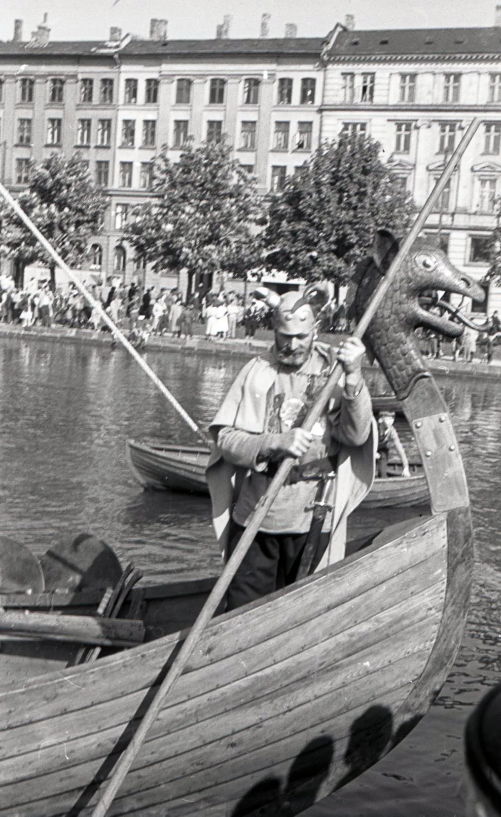 100.4.256 Københavns brandvæsen deltager i festligheder. Måske en børnehjælpsdag.