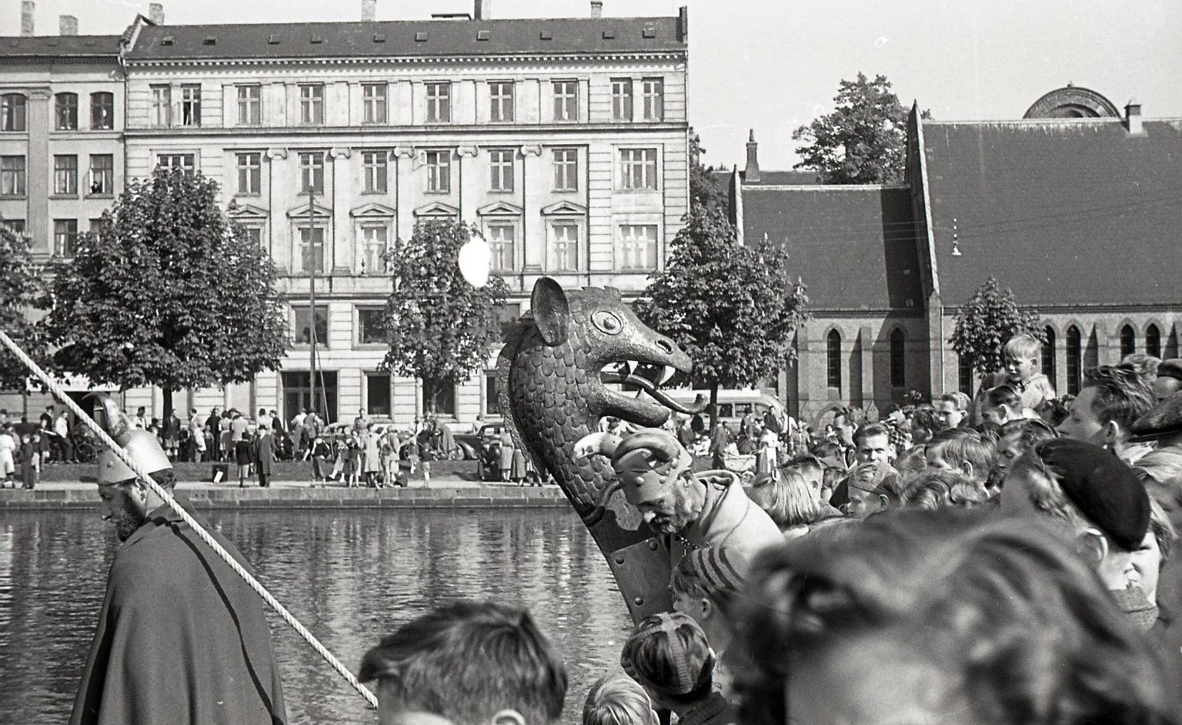 100.4.257 Københavns brandvæsen deltager i festligheder. Måske en børnehjælpsdag.