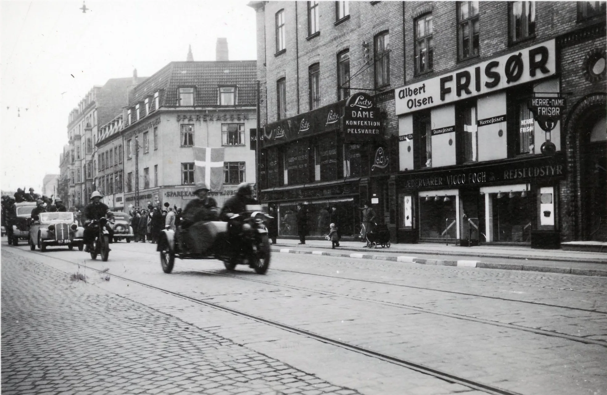 13574.14.7 Hellerup ud for Strandvejen 84 taget i befrielsesdagene.