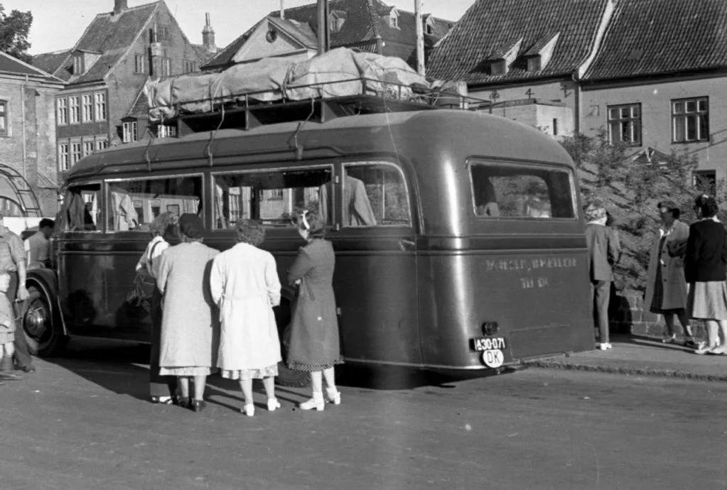 100.4.165 Busturen starter i Helsingør. Toldkammeret i baggrunden til venstre.