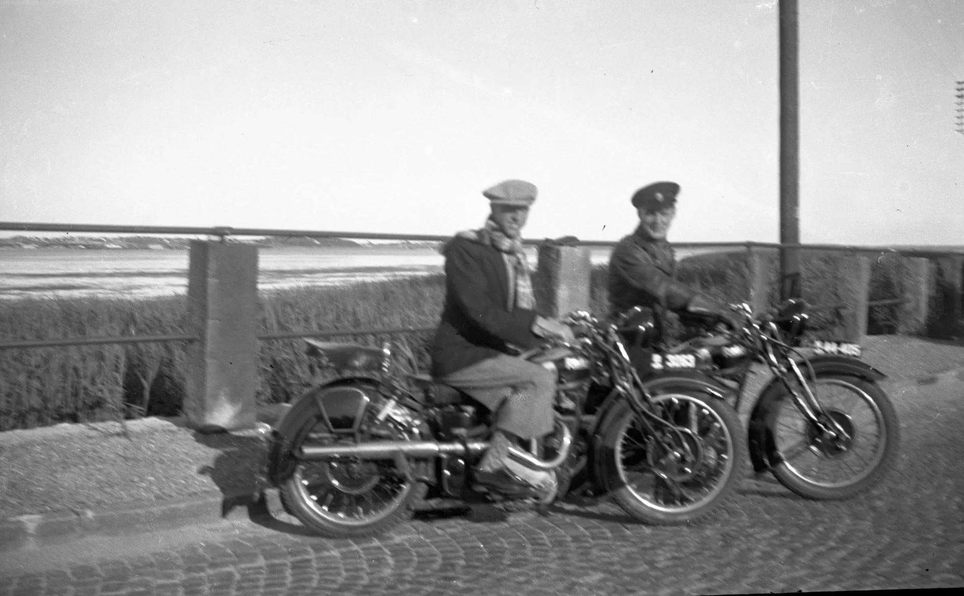 100.5.61 Svend Larsen t.h. på familiens Rudge.