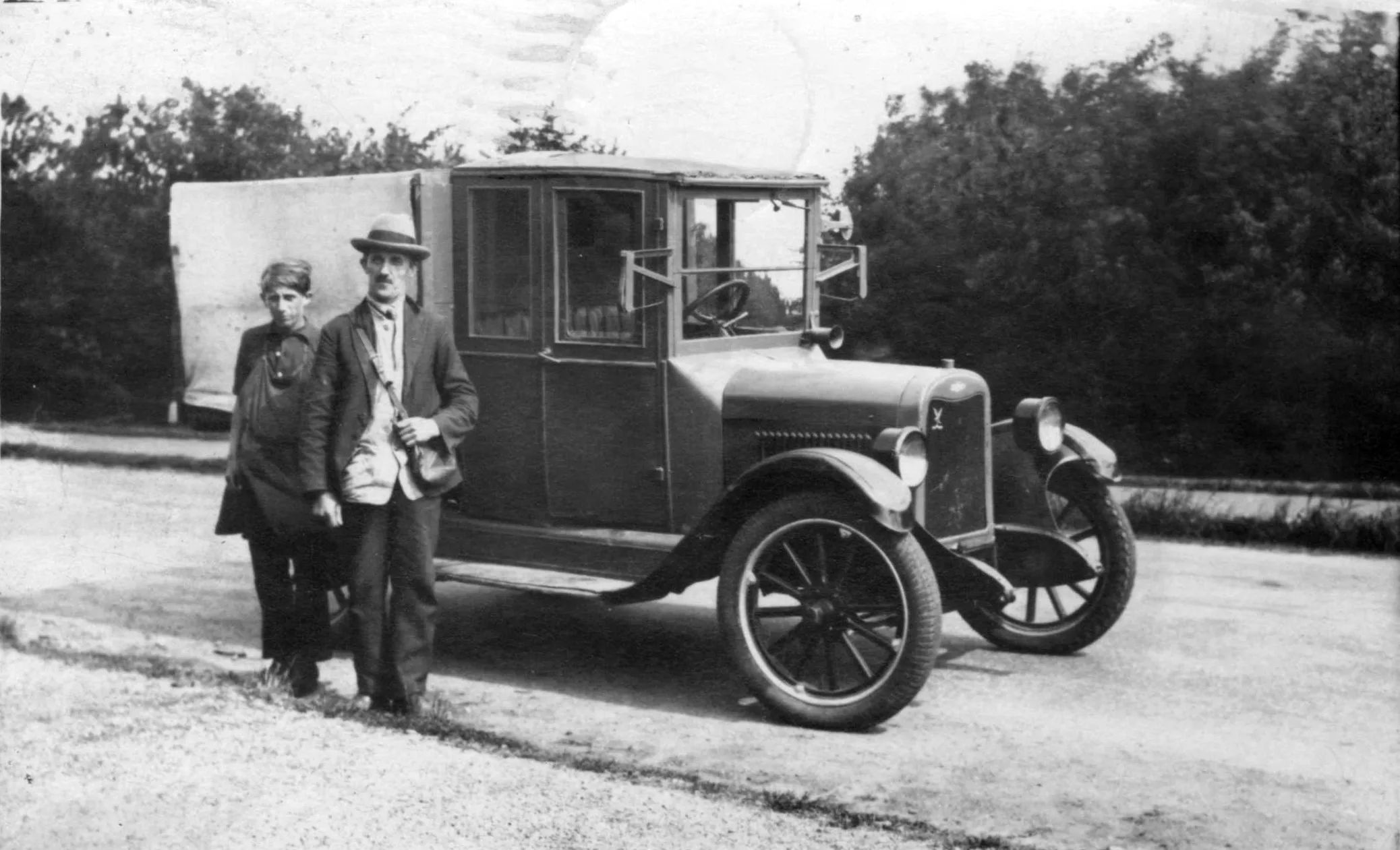 10666 Andreas sender postkort 1 august 1934 fra Esbjerg hvor han er salgschauffør til familien Lauv i Rønne på Bornholm.