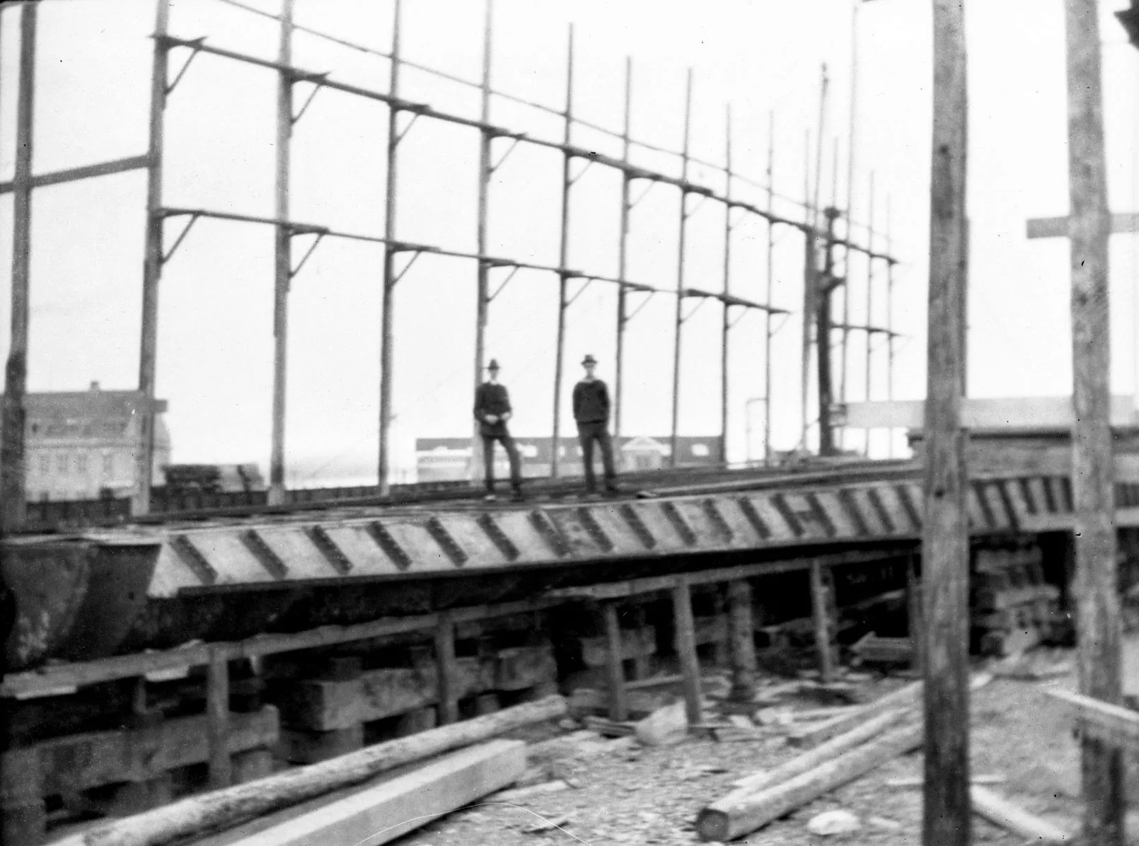 13897.15.11 Billedet er fra Baltica Værft som lå i Københavns Sydhavn med 3 beddinger ud til Teglværkshavnen. Værftet blev etableret i 1917 og eksisterede kun kortvarigt da det allerede blev nedlagt i 1921. Det er uden tvivl en af byggebeddingerne man ser på billedet.