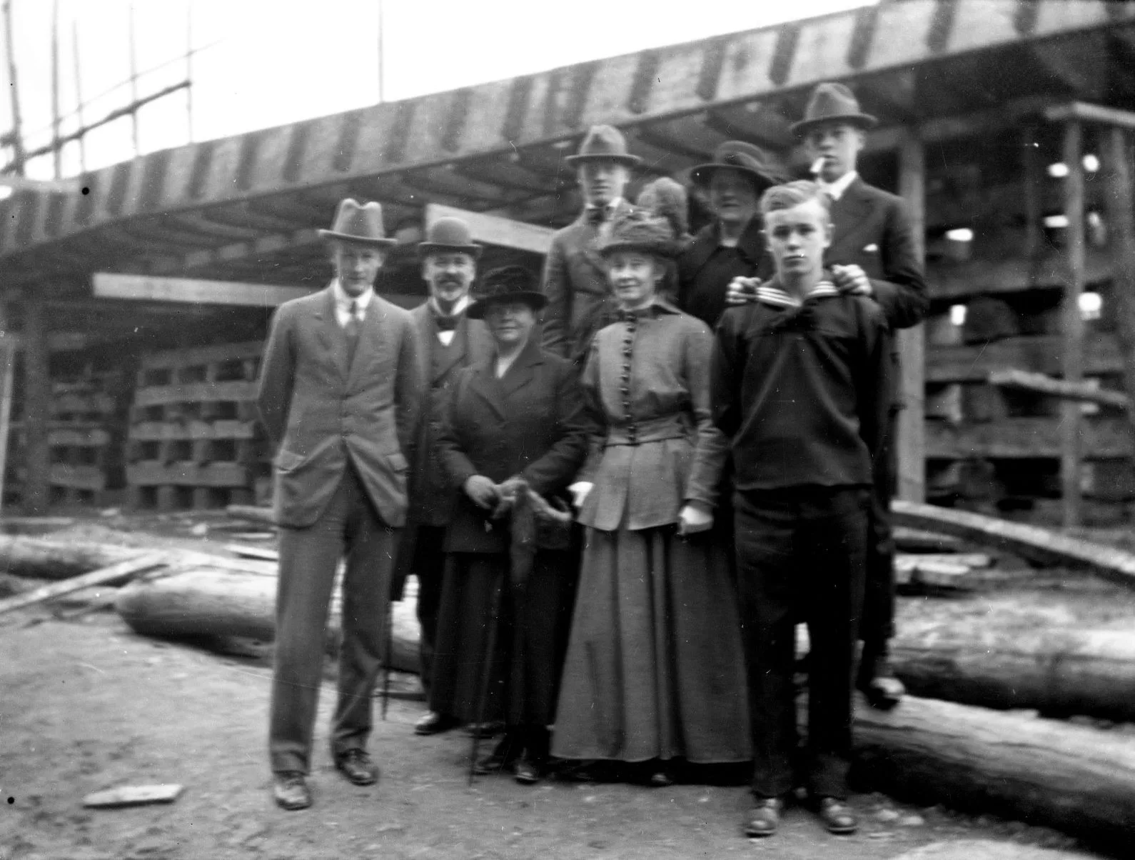 13897.15.12 Billedet er fra Baltica Værft som lå i Københavns Sydhavn med 3 beddinger ud til Teglværkshavnen. Værftet blev etableret i 1917 og eksisterede kun kortvarigt da det allerede blev nedlagt i 1921. Det er uden tvivl en af byggebeddingerne man ser på billedet.