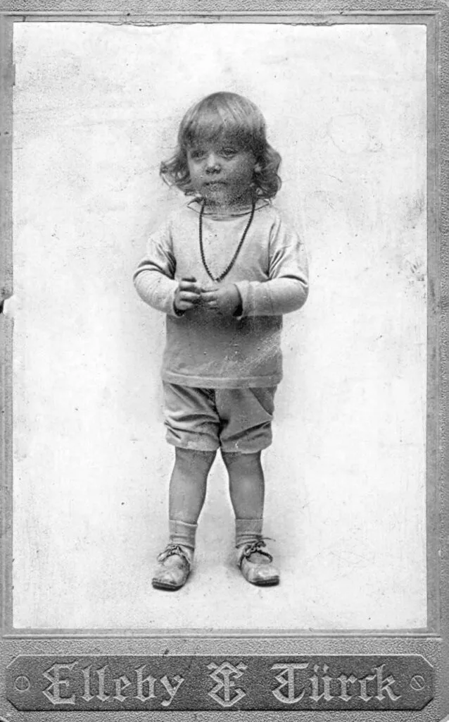 19.9 Breide Kierboe 14.5.1898 Frederiksberg til 1.1.1975 søndermarken kirke. Se wiki. Johan Henriques var søn af Fini Henriques (se bagsidetekst)