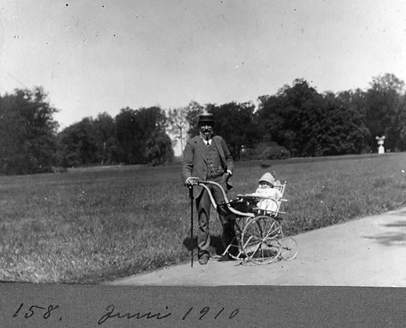 30.158 Axel Schmuhl i barnevognen på besøg i Tyskland, juni 1910