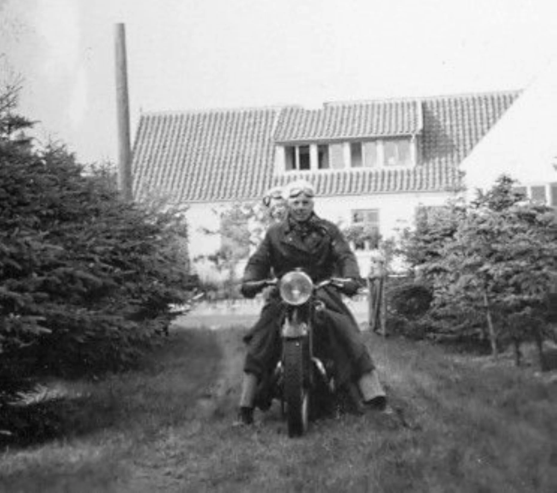 30.410 På motorcykel i Liseleje ved Liselejevej 42,Liseleje.