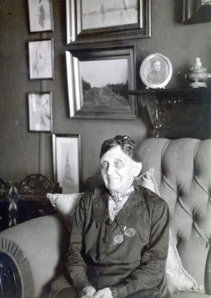 53.67 Camilla Hannerup-Hansen, 78½ år i dagligstuen Marstrandsvej 14, 31. juli 1921
