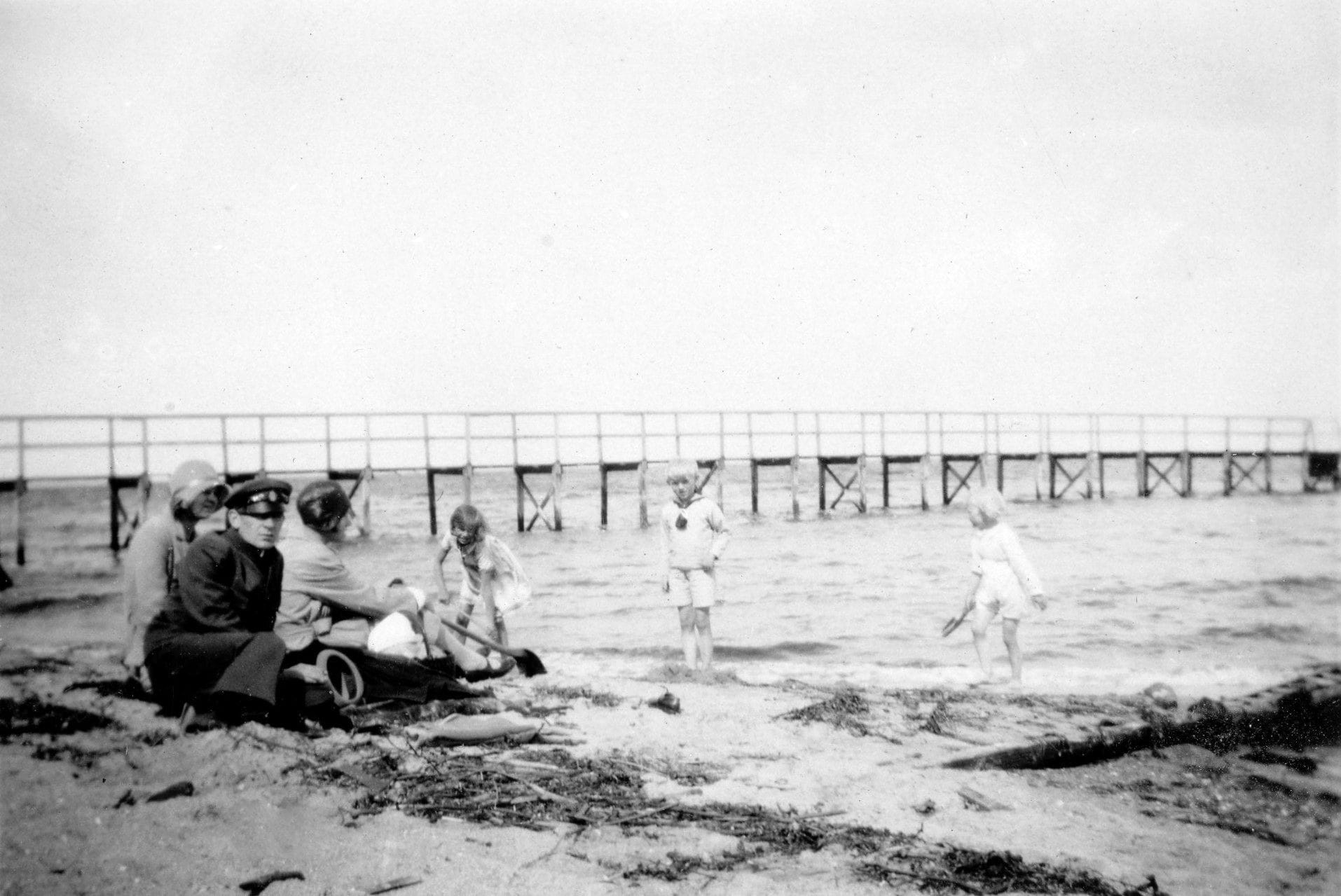 55.21 Ved stranden, måske Øresund. Chaufføren er fra Nordvanggård.