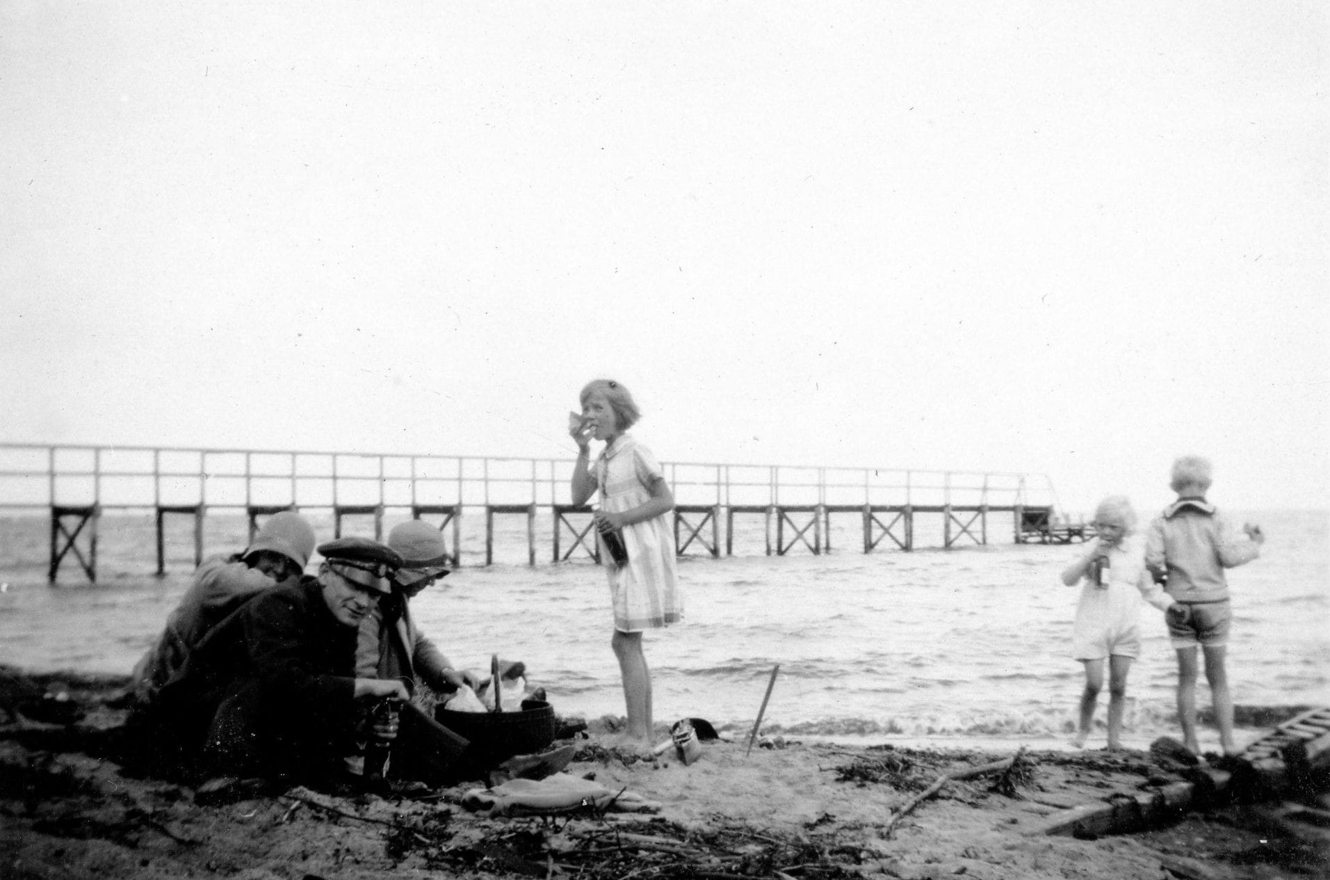 55.22 Ved stranden, måske Øresund. Chaufføren er fra Nordvanggård.