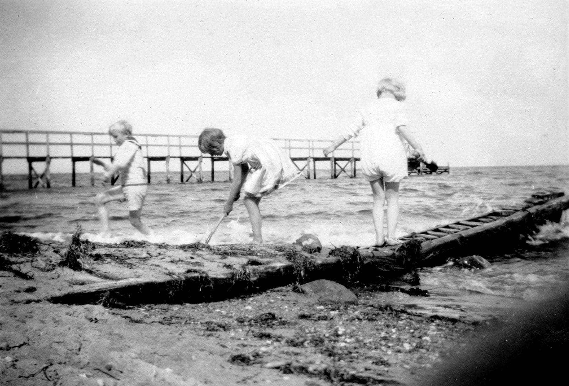 55.28 Ved stranden, måske Øresund. Børnene er fra Nordvanggård.